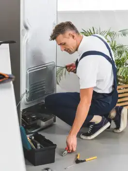 tecnico trocando motor da geladeira